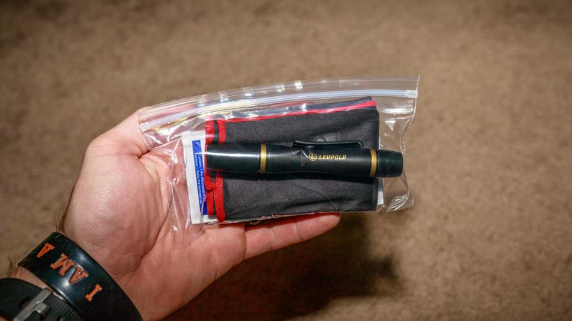 Field cleaning kit for optics