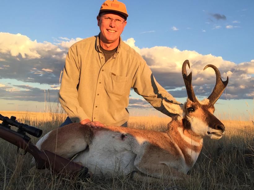 Incredible father-son antelope hunt in the plains of Wyoming - 17