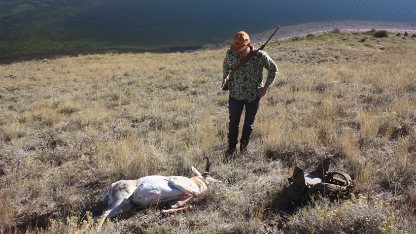 Incredible father-son antelope hunt in the plains of Wyoming - 12