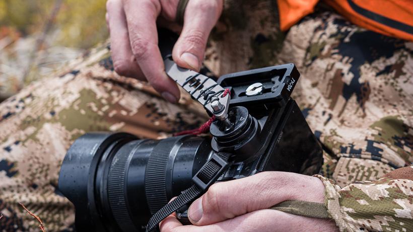 Tightening camera plate with capra hunter ti knife