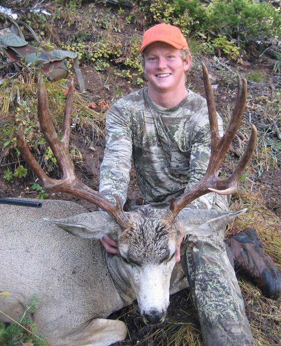 Wyoming mule deer buck taken with tri spoke outfitters