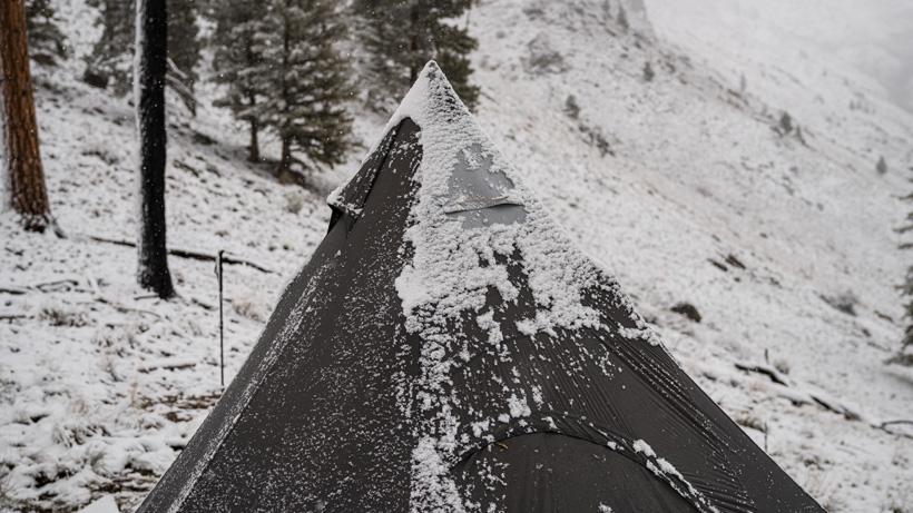 Snow on peax shelter 820