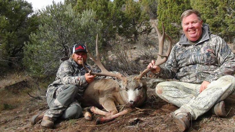 Giant mule deer buck taken with 7l outfitters