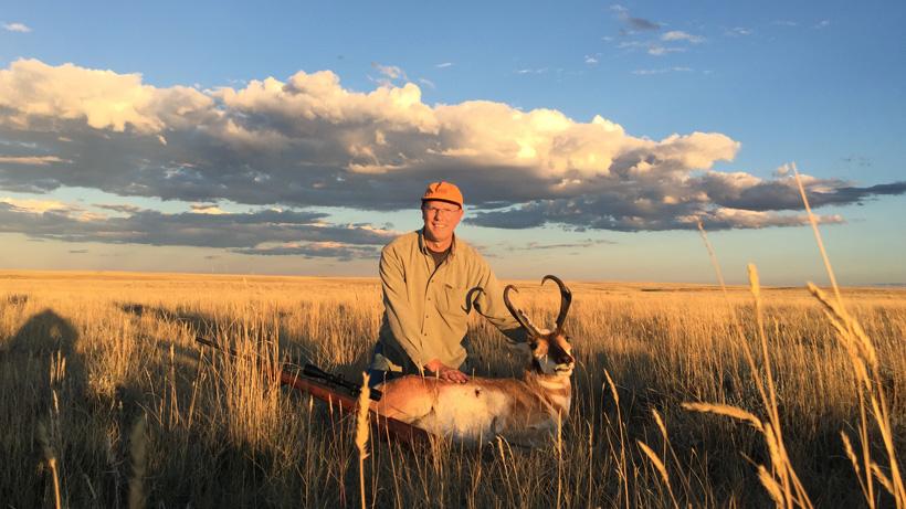 Incredible father-son antelope hunt in the plains of Wyoming - 16